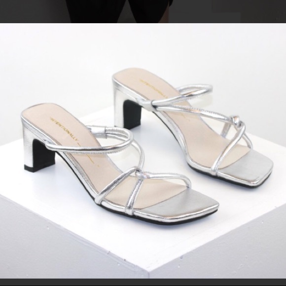 Intentionally Blank Willow Heel. - Picture 2 of 6